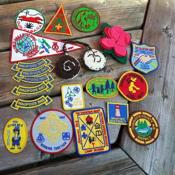 Vintage Girl Guide Badge Lot 18 badges 70s 80s - Picture 1 of 3